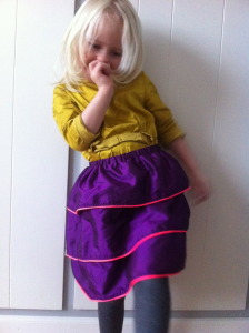 Lær at sy børnetøj, her er det en nederdel til en lille pige