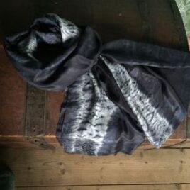 Nui shibori tørklæde. Håndlavet af Thea Dam Søby