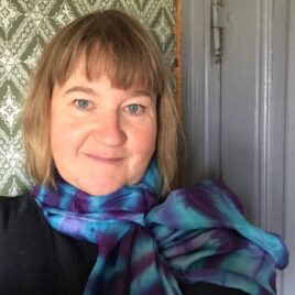Lilla og tyrkis Itajime shibori tørklæde lavet af Thea Dam Søby