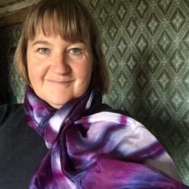 Blommer farvet shibori tørklæde på Thea Dam Søby